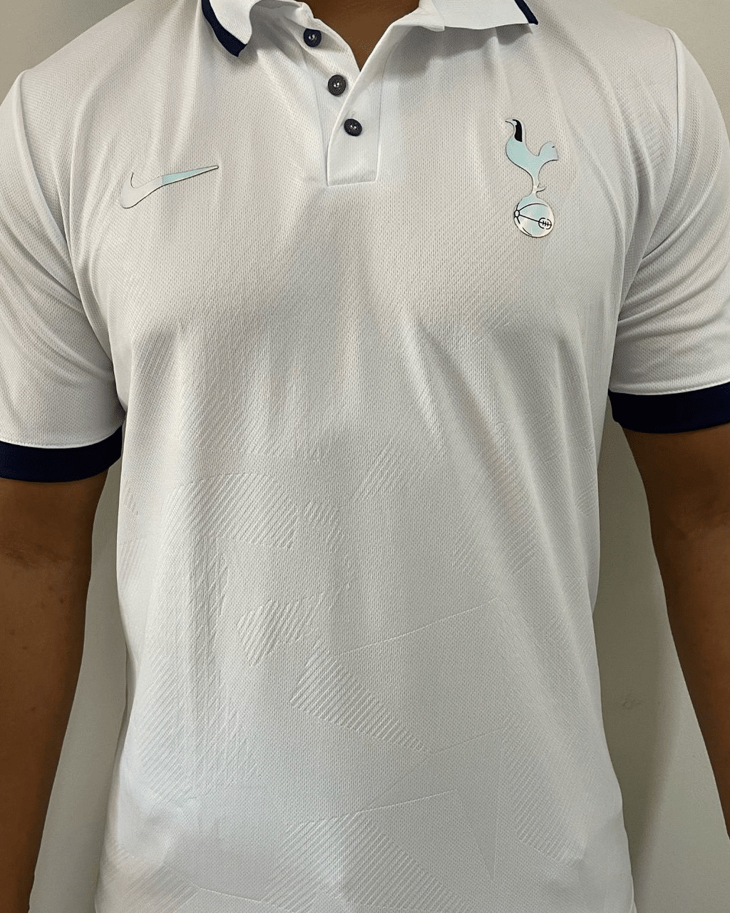 15491719245-catalogo-1-8bd55aa6d65133d9cc17681579912058-1024-1024.png Camiseta Tottenham Polo Branca Casual - Imagem 1