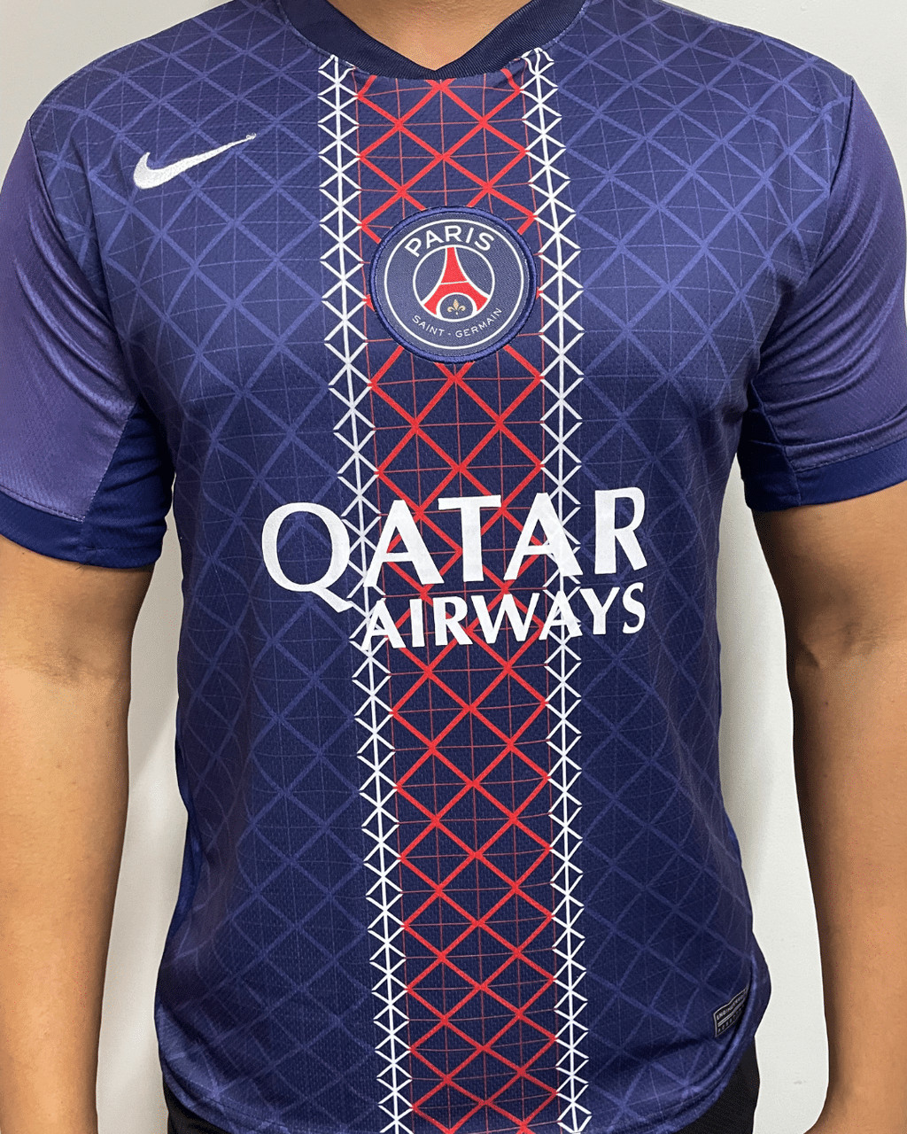 15491719552-catalogo-6b7c1b8be466c0dcfd17682243106978-1024-1024.png Camisa PSG trad 2025/26 - Imagem 1