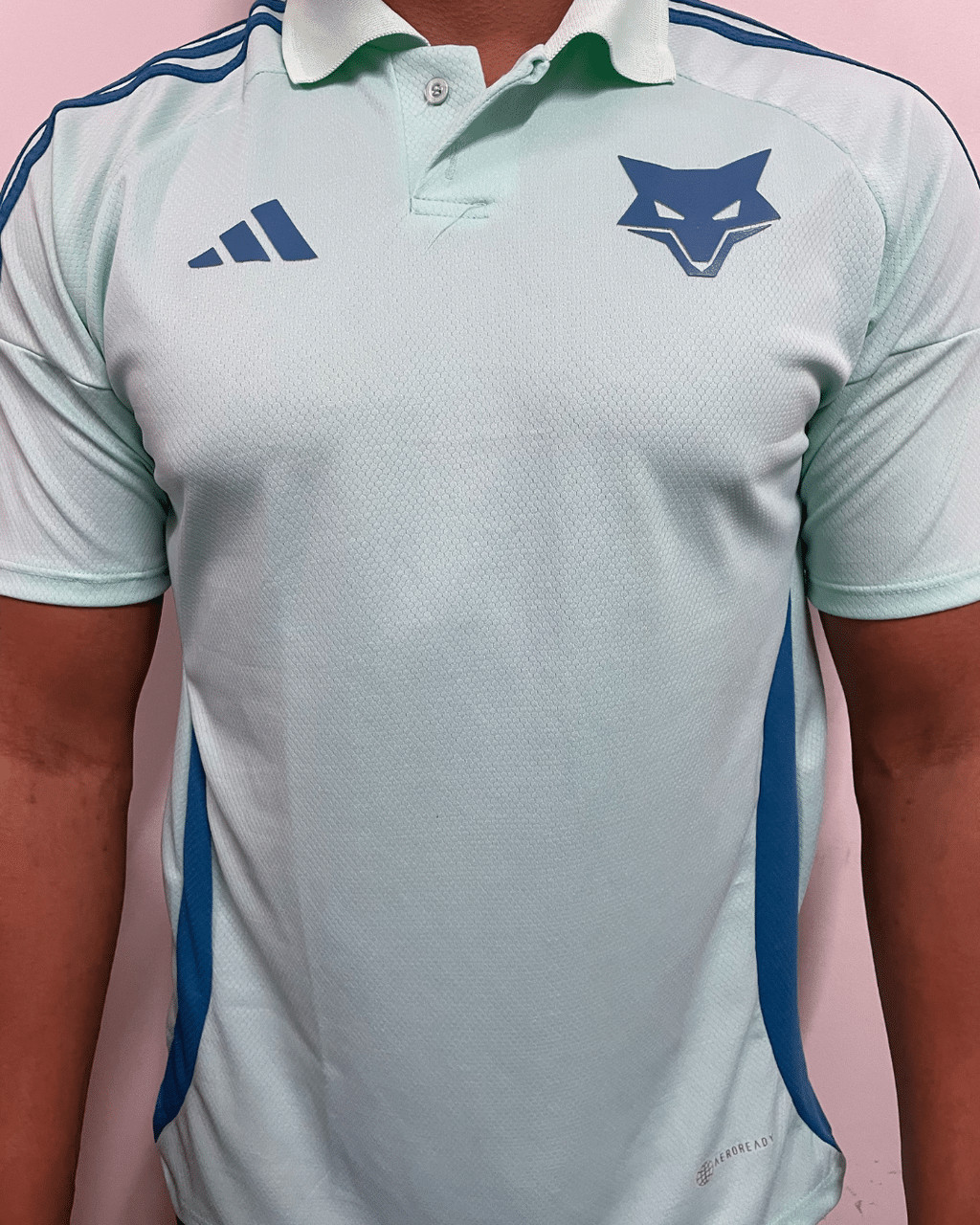 15491720022-catalogo-3c30274c12712a26cf17684230794192-1024-1024-1.png Camisa Cruzeiro Gola Polo Treino 2025/26 - Imagem 1